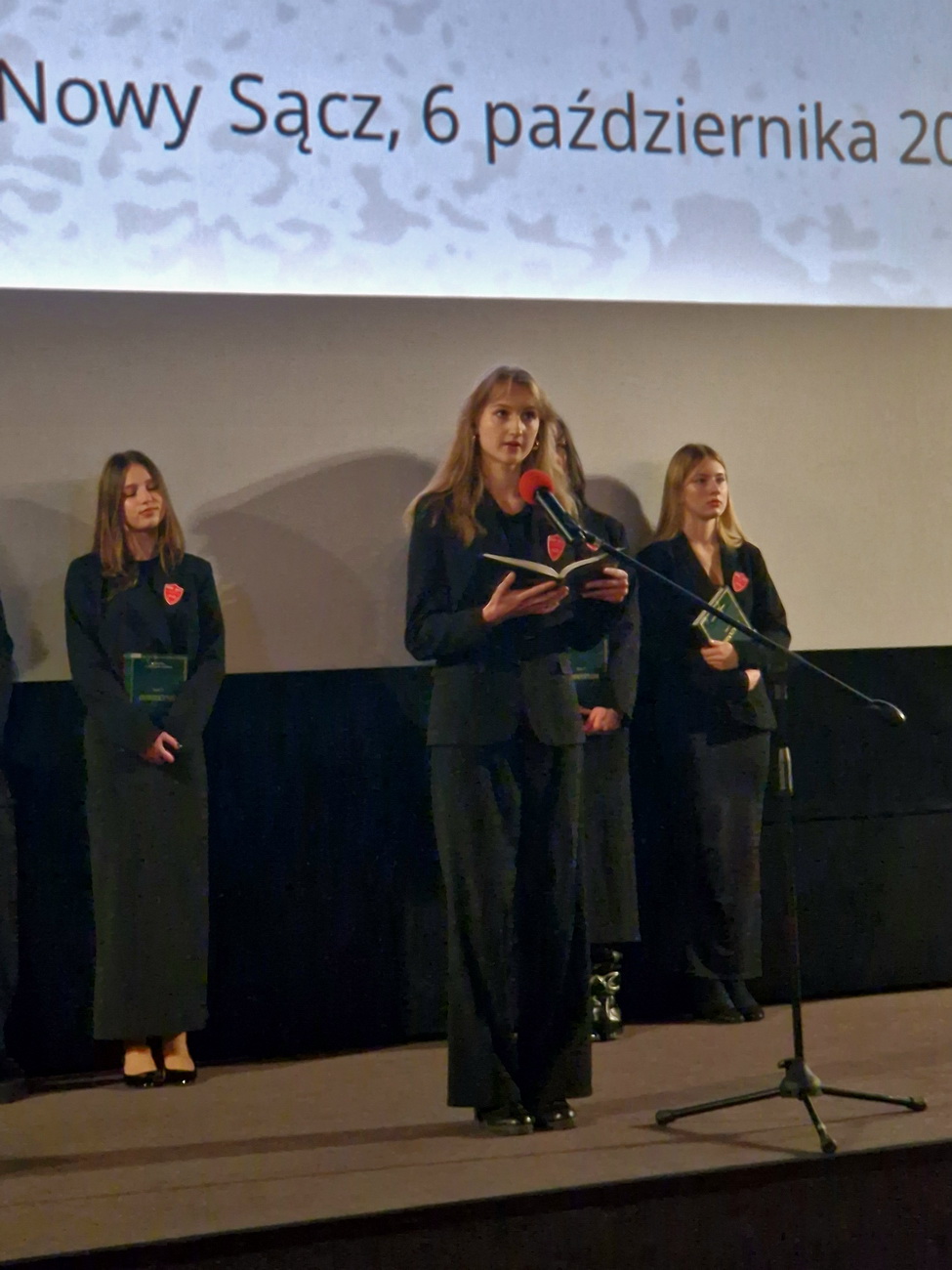 Zdjęcie Ślubowanie kl 1 2025 (46)b3b7672b-ae2c-4819-b613-bf00cc05a63b.jpg w galerii Ślubowanie klas pierwszych (6.10.2025)